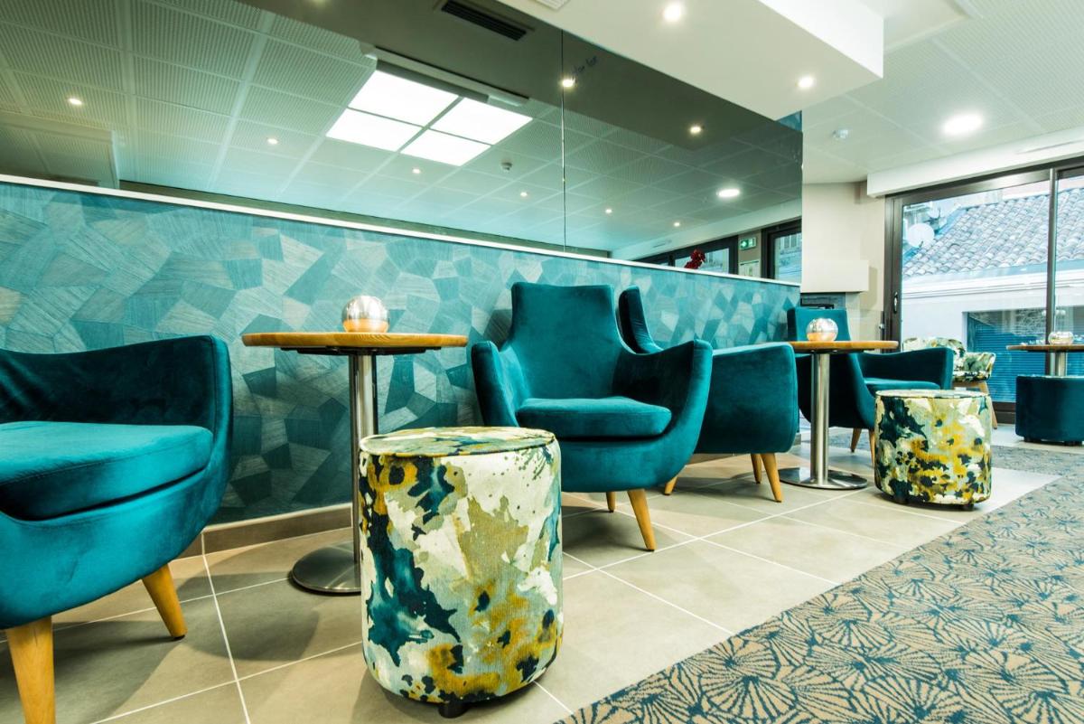 Coin salon dans l'établissement Unique Hôtel Résidence & Spa