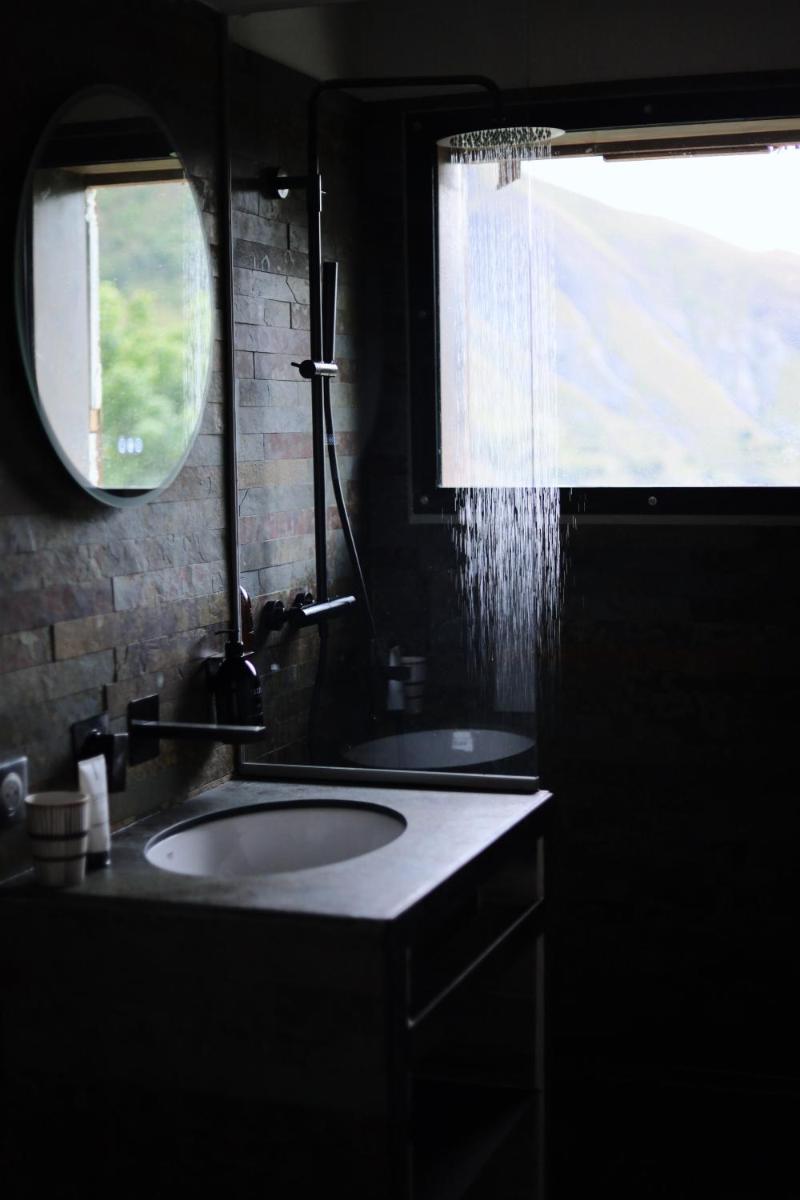 une salle de bains avec lavabo et fenêtre dans l'établissement Les Cèdres - Hôtel - Restaurants - Spa, à Saint-Sorlin-dʼArves 44 autres photos