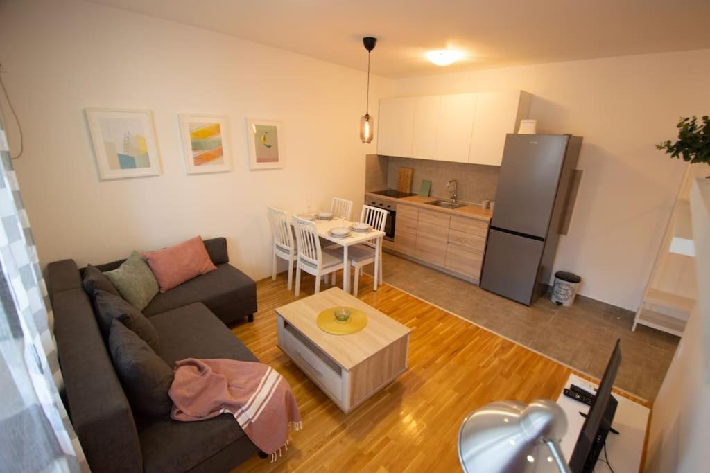 WHITE FIELDS-Central 2-bdrm apartment with parking - Housity