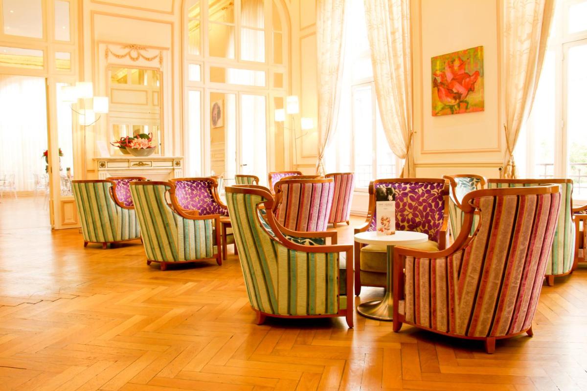Coin salon dans l'établissement Mercure Saint Nectaire - Spa & Bien-Être