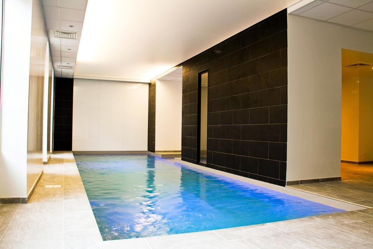 Piscine de l'établissement Mercure Saint Nectaire - Spa & Bien-Être ou située à proximité