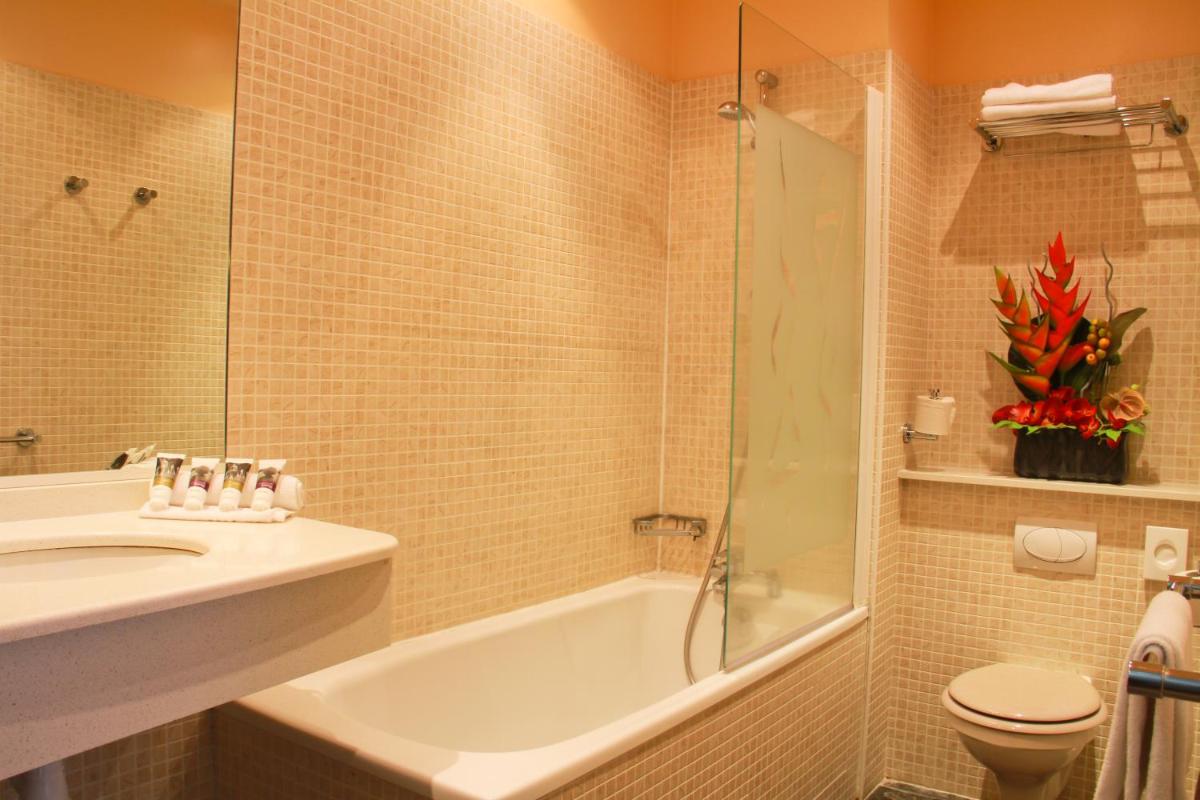 Salle de bains dans l'établissement Mercure Saint Nectaire - Spa & Bien-Être