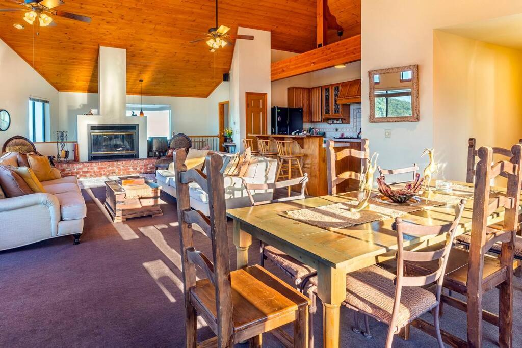 A LIVING CANVAS Amazing Lake View Custom Home - Housity