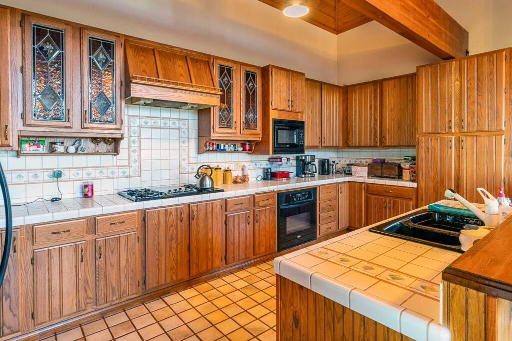 A LIVING CANVAS Amazing Lake View Custom Home - Housity