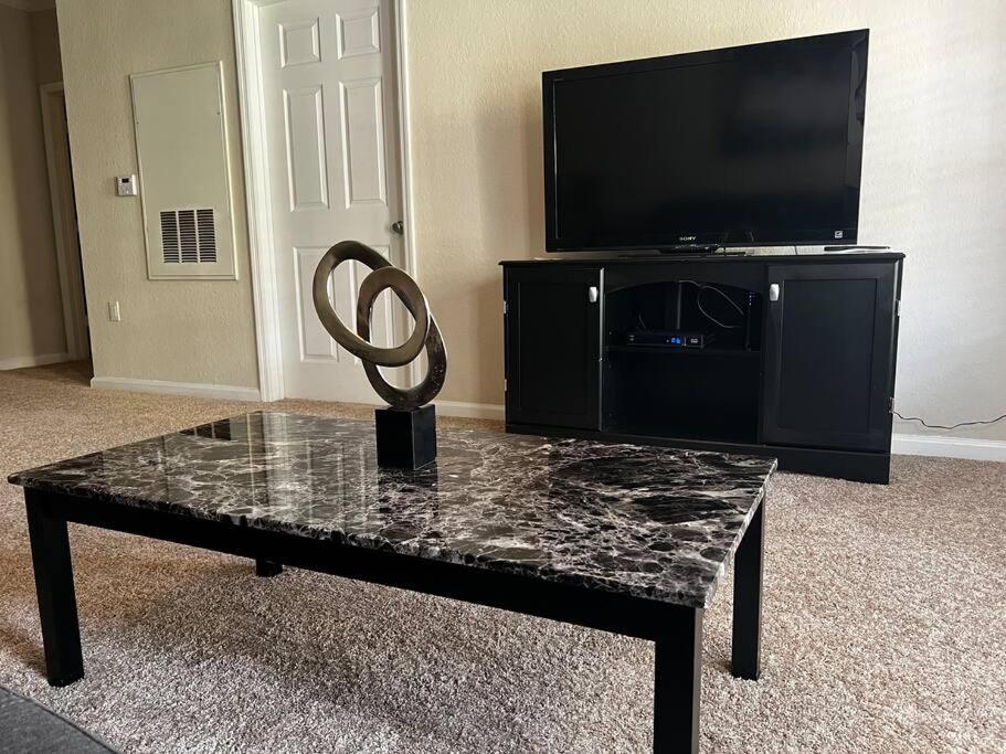 Luxurious Condo By The Water - Housity