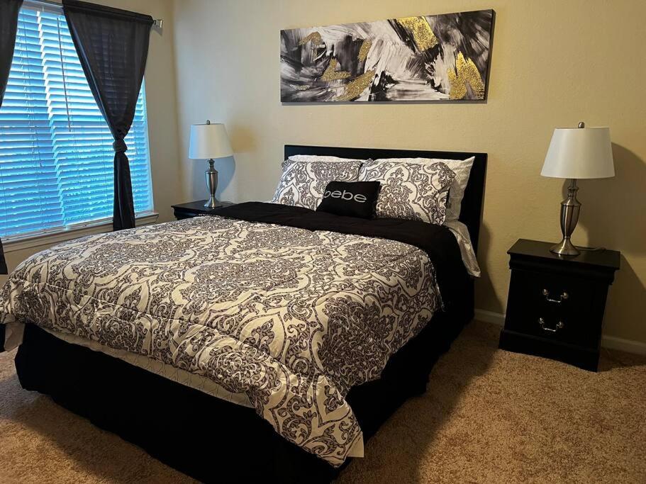 Luxurious Condo By The Water - Housity