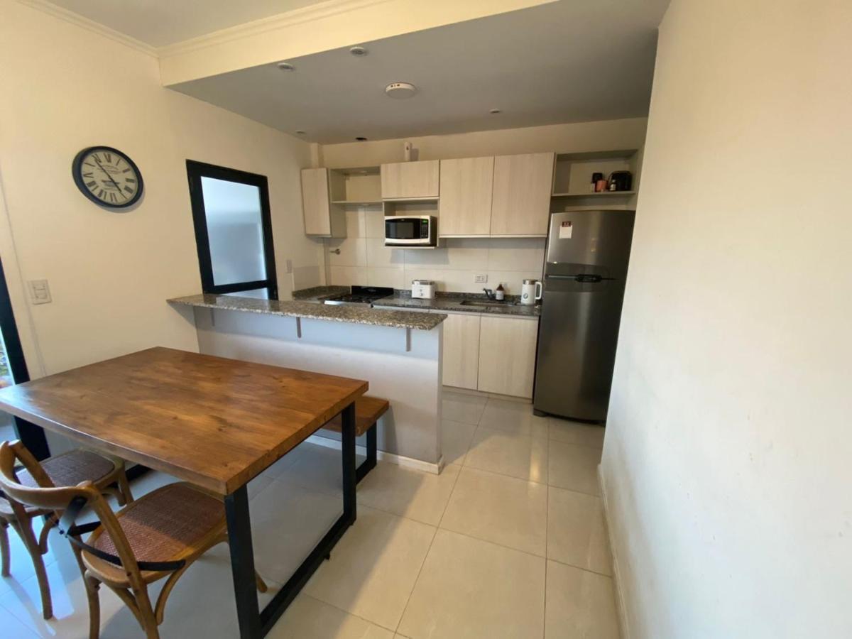 Departamento con gran balcón a la calle y parrilla - Housity