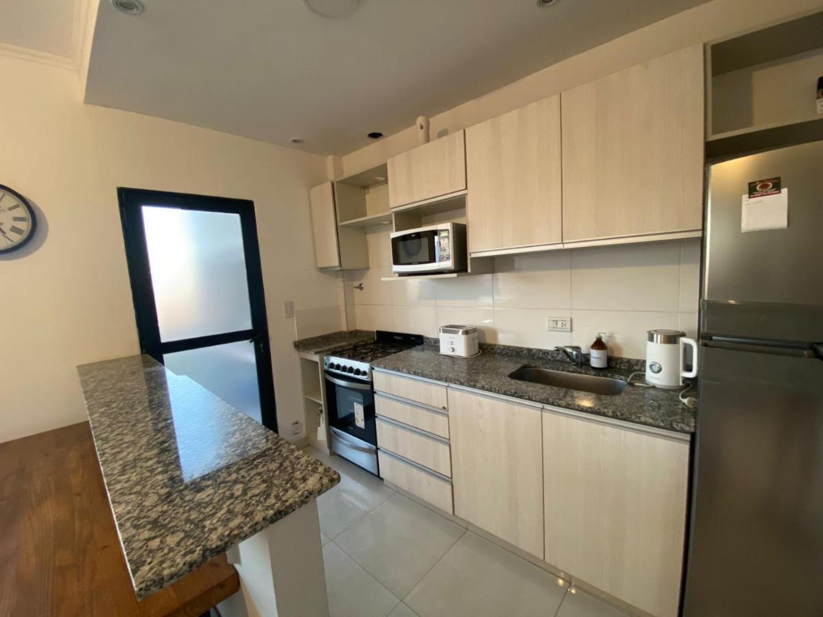 Departamento con gran balcón a la calle y parrilla - Housity