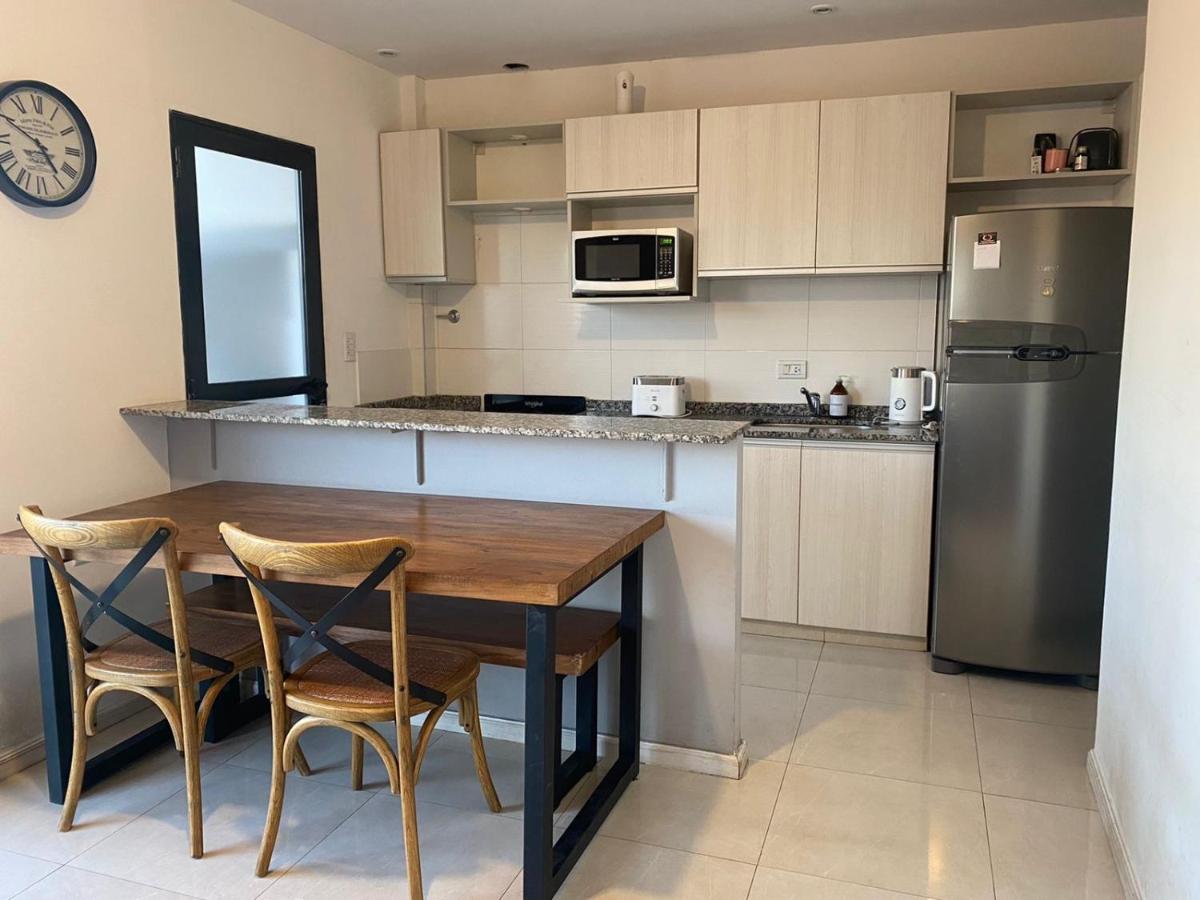 Departamento con gran balcón a la calle y parrilla - Housity