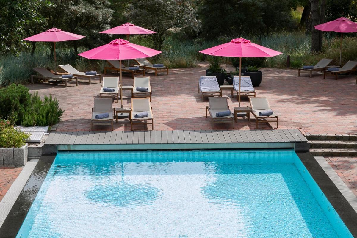 Der Swimmingpool an oder in der Nähe von Aalernhüs hotel & spa