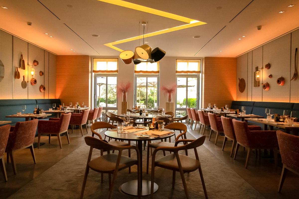 Ein Restaurant oder anderes Speiselokal in der Unterkunft Aalernhüs hotel & spa