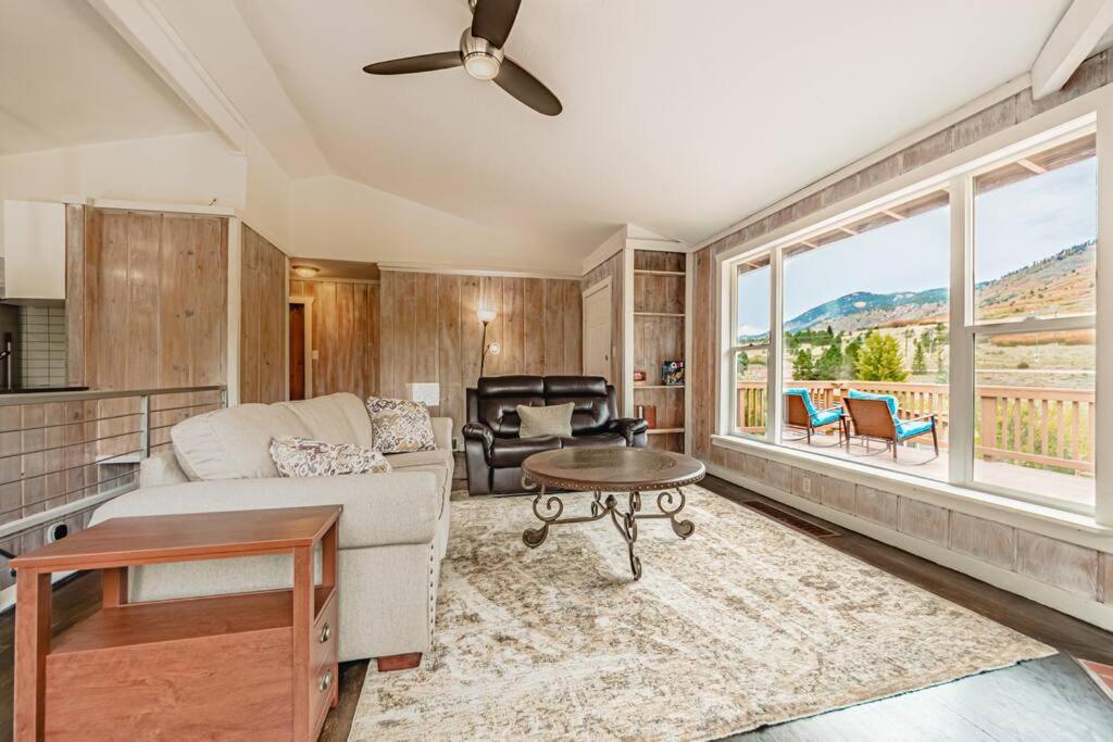 Private 3-bed house in the mountains (AC/laundry) - Housity