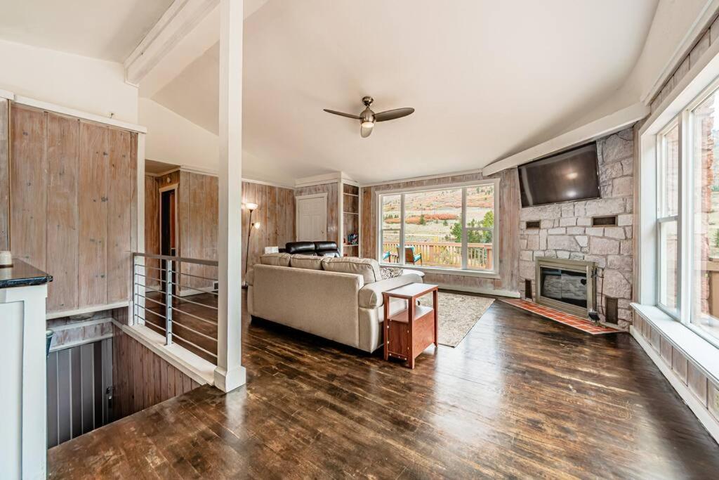 Private 3-bed house in the mountains (AC/laundry) - Housity