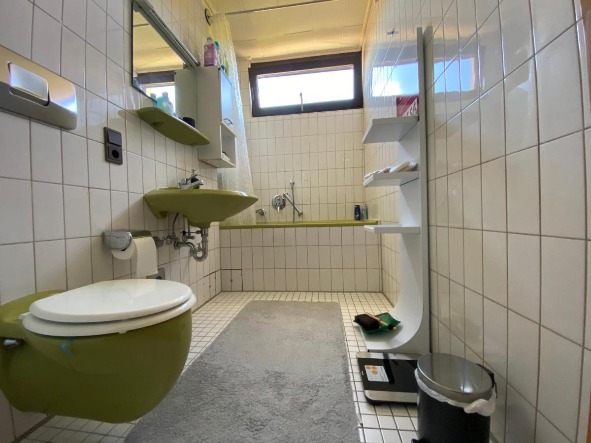 Private bedroom with free parking - Housity