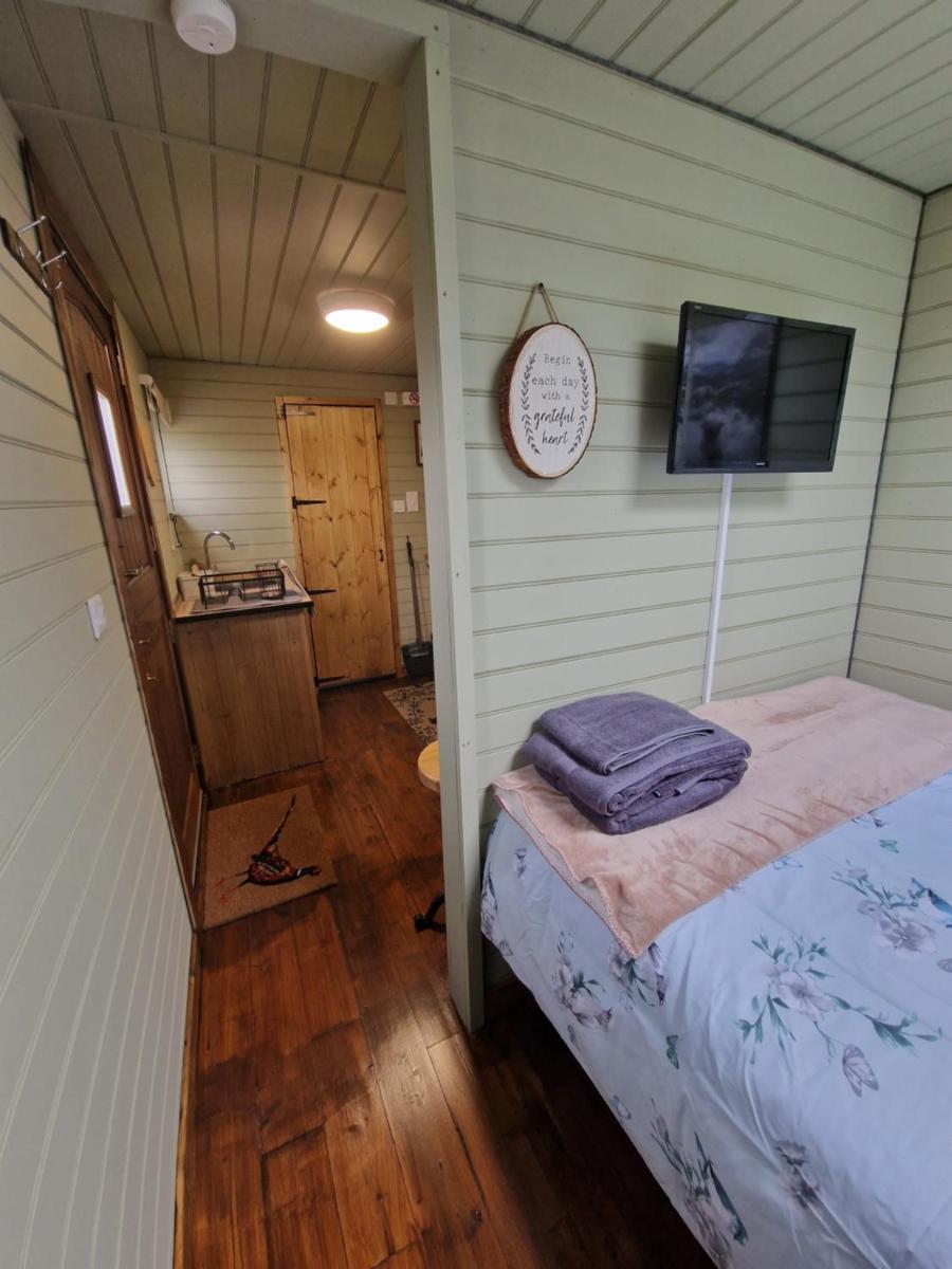 Stunning 1-Bed shepherd hut - Housity