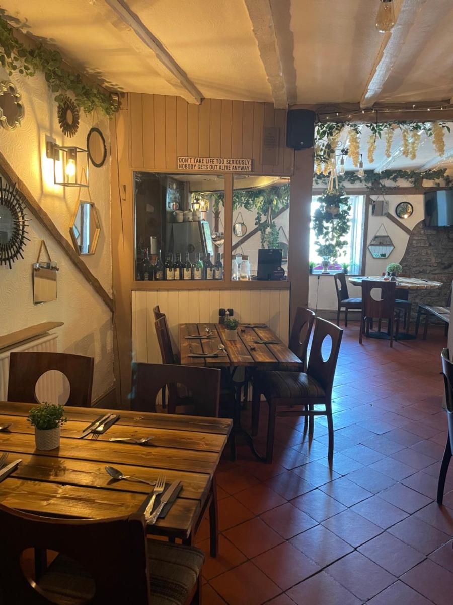 The White Hart Inn - Housity