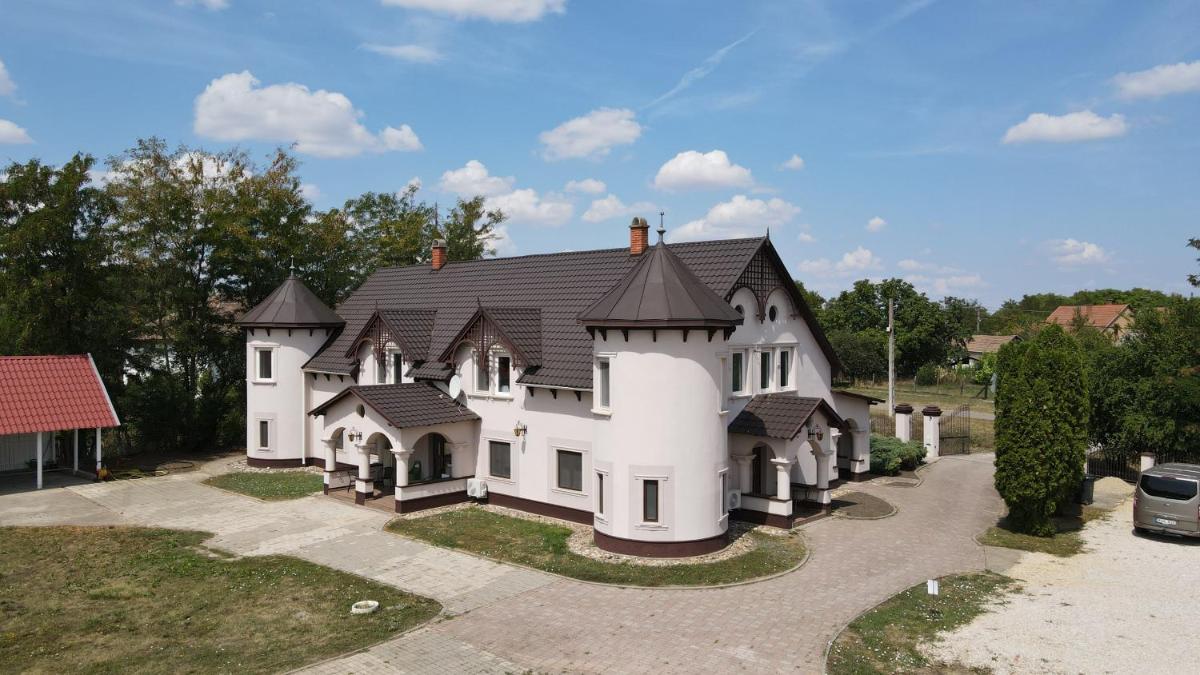 Tölgyeserdő Birtok Kaba Szállás és rendezvény - Housity