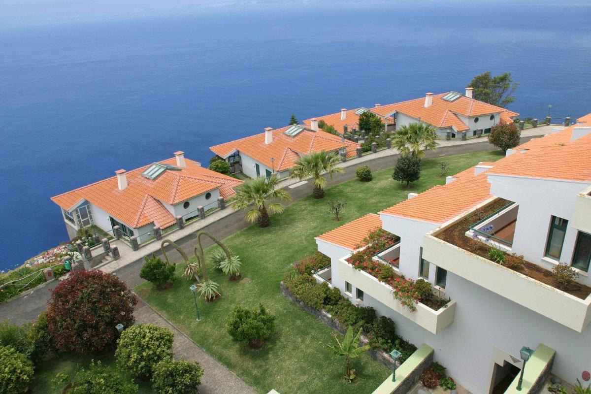 uma vista aérea de uma casa com telhados laranja em Hotel Jardim Atlantico na Calheta