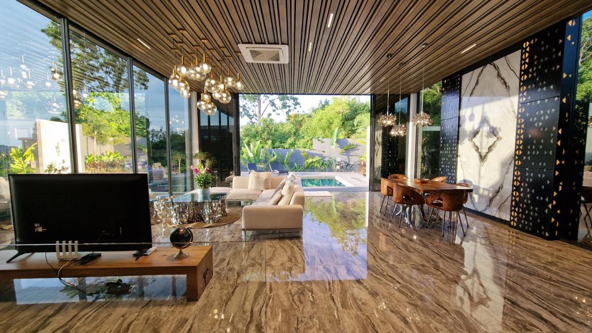 Villa Obsidian, with staff, sea view and walk to Choeng Mon beach - Housity