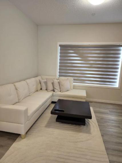 Daisy 3 bedroom home, 15mins to YYC- Upper Level - Housity