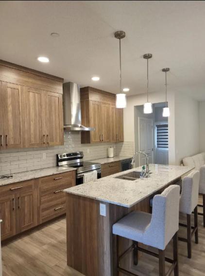 Daisy 3 bedroom home, 15mins to YYC- Upper Level - Housity