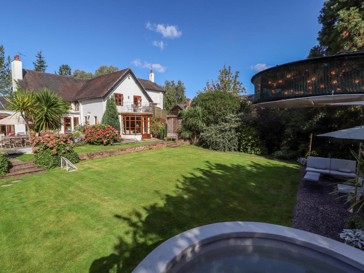 Mickle Trafford Manor - Housity