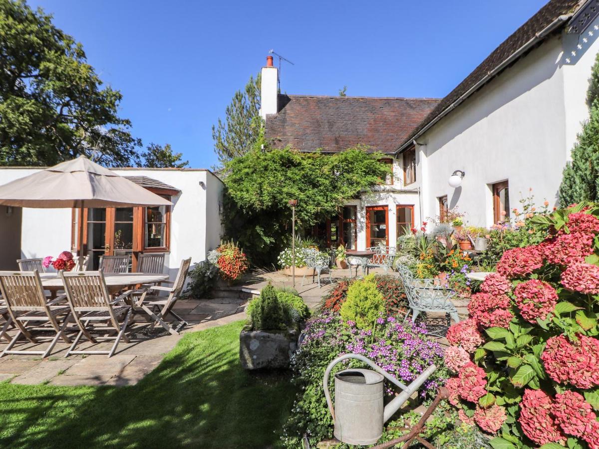 Mickle Trafford Manor - Housity