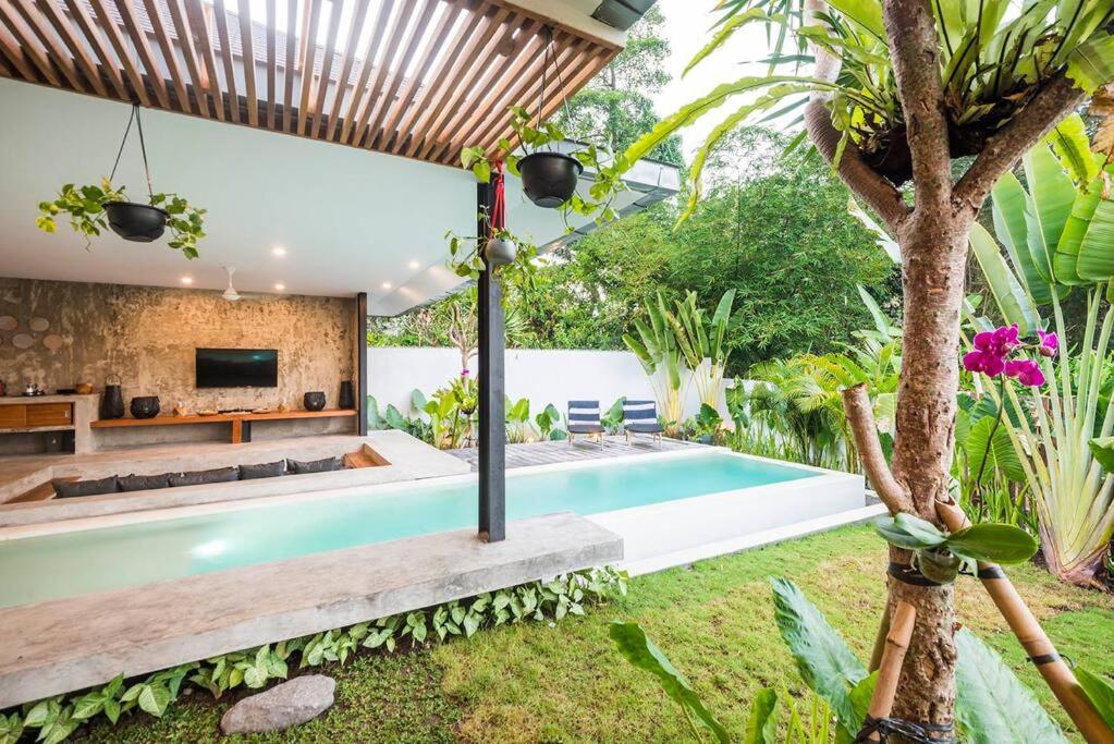 Modern Edgy Sophisticated Base, close to all - 2BR Villa - Hizvo