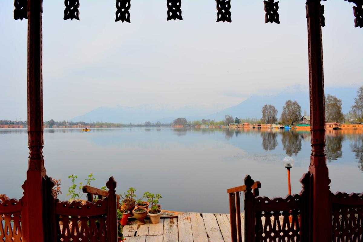 Suitetrails - Golden Flower Heritage Houseboat