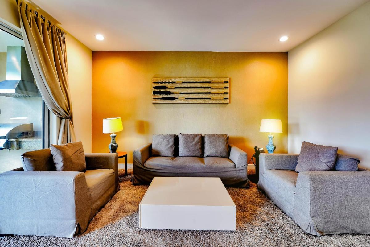 Beautiful Townhome Overlooking The Lake And The Pool - Housity