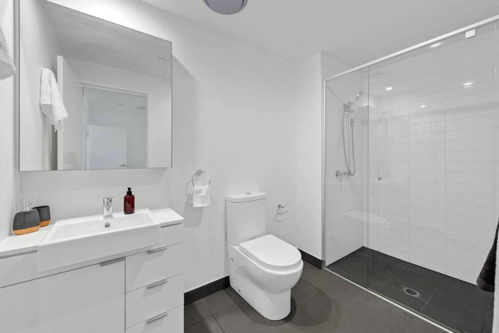 Lovely 2 Bedroom unit Pool,Gym workspace & more - Housity