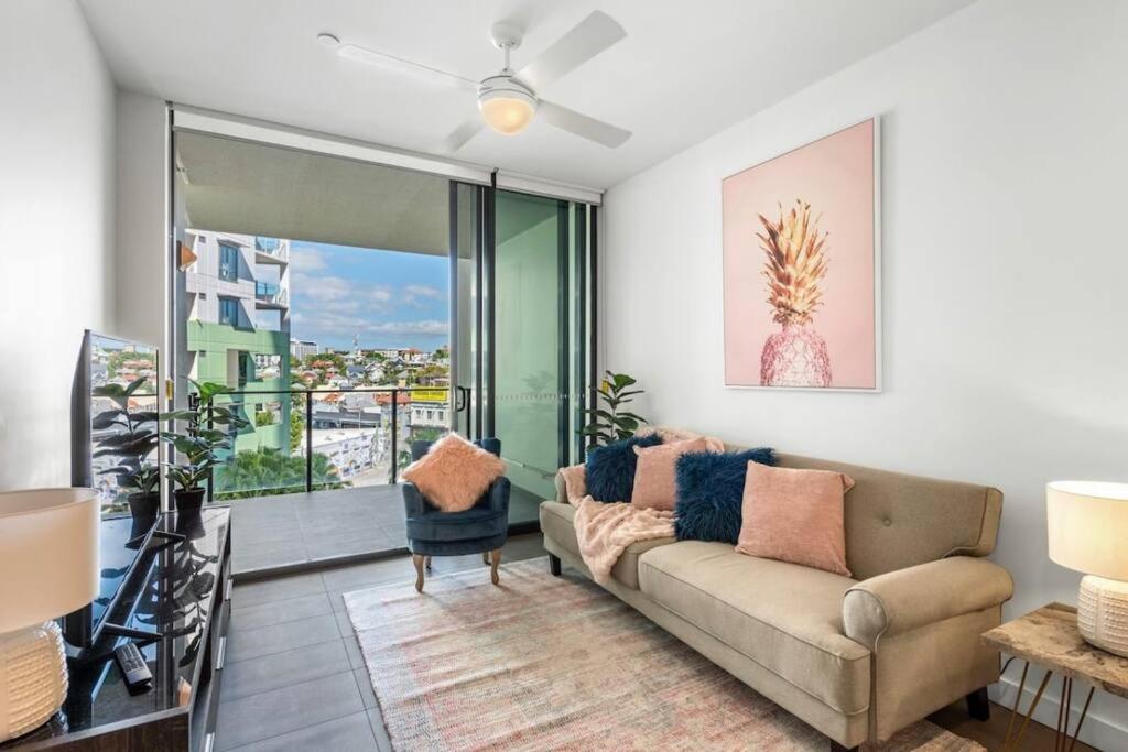 Lovely 2 Bedroom unit Pool,Gym workspace & more - Housity
