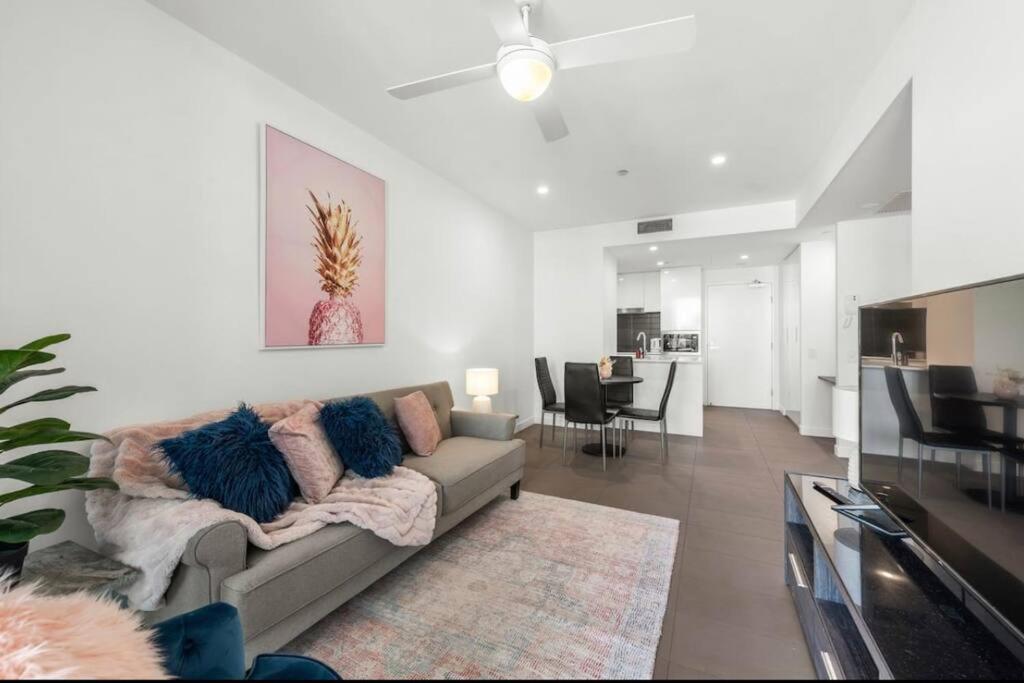 Lovely 2 Bedroom unit Pool,Gym workspace & more - Housity