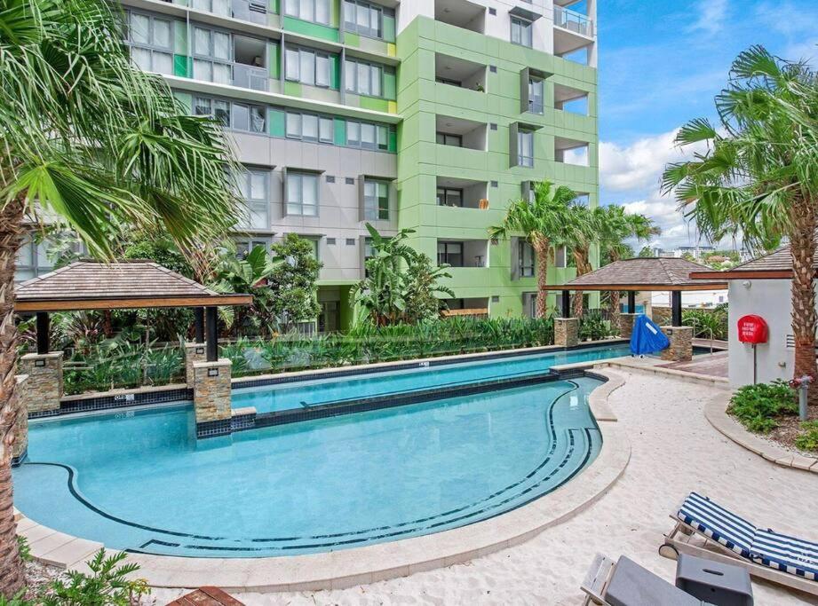 Lovely 2 Bedroom unit Pool,Gym workspace & more - Housity