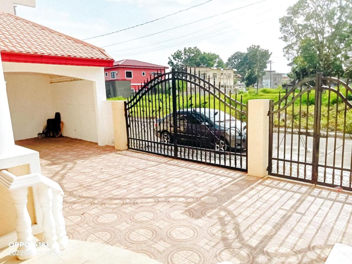 Family Room Manville Royale, Bacolod - Housity