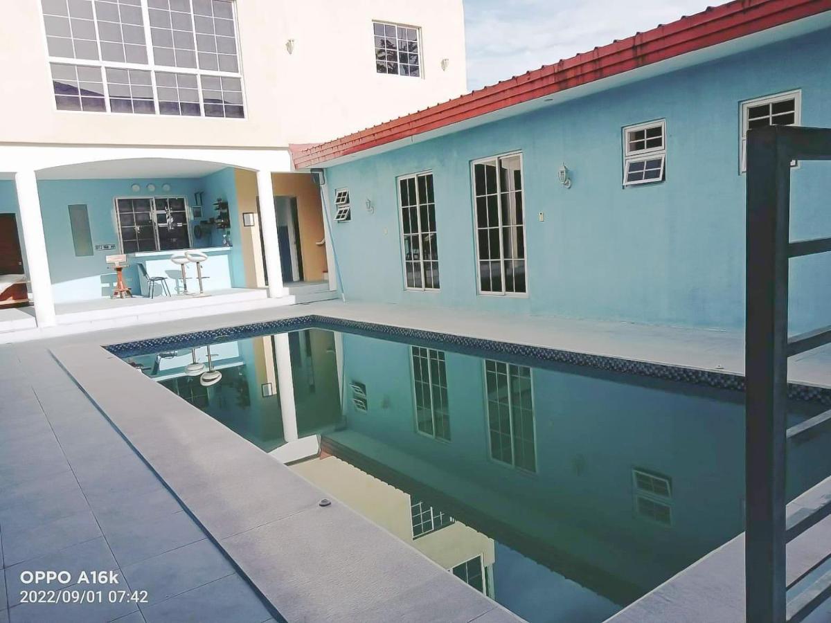 Family Room Manville Royale, Bacolod - Housity