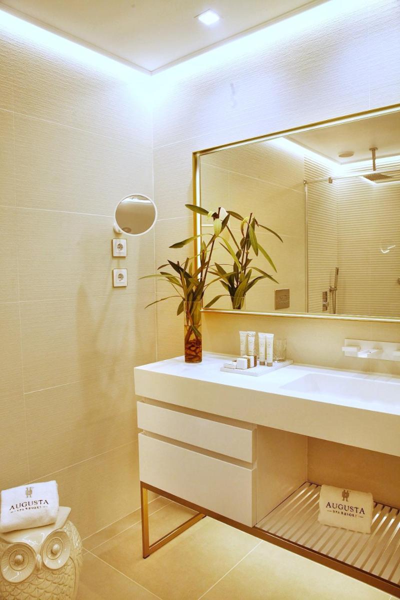 Un baño de Augusta Eco Wellness Resort 4 Superior