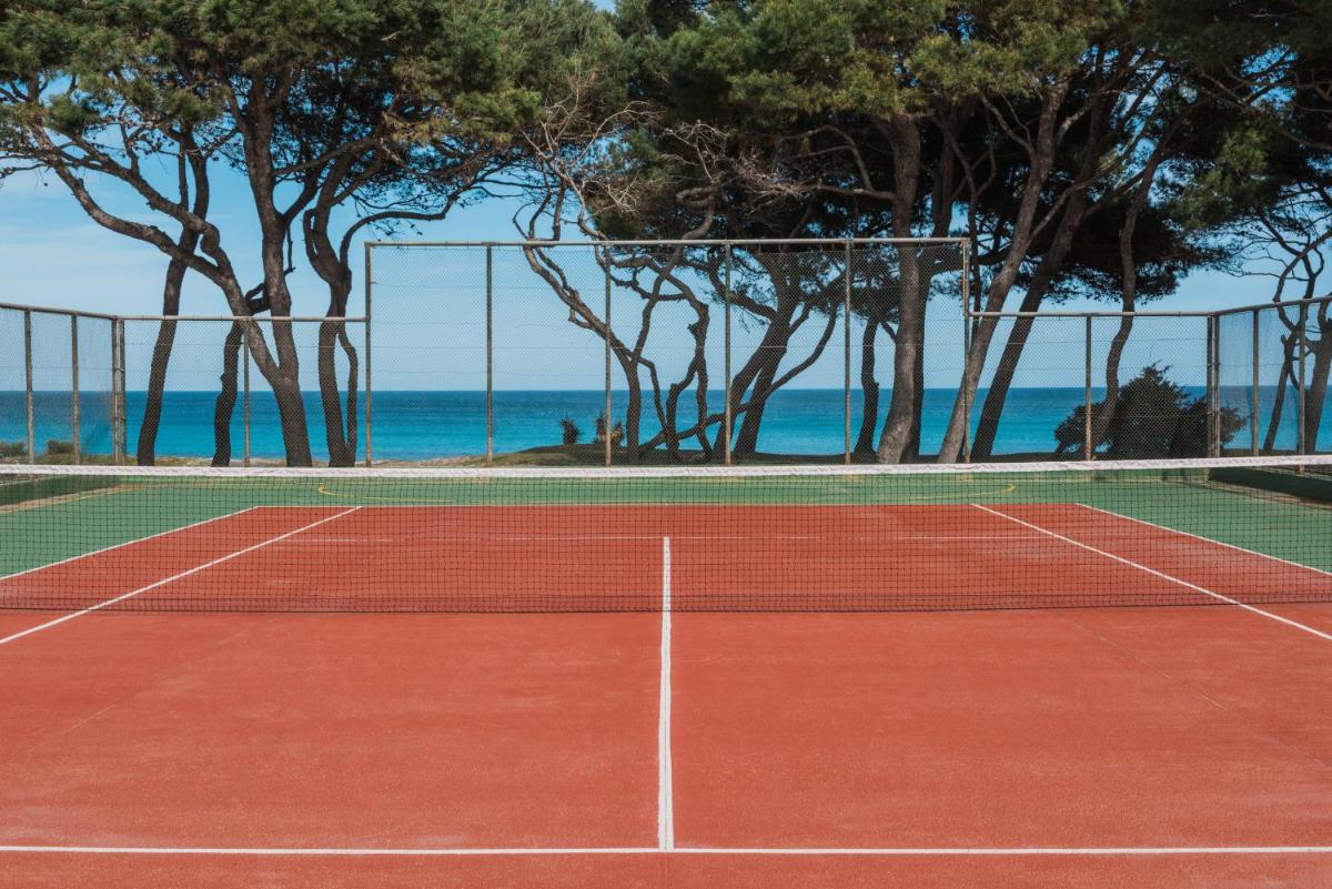 Instalaciones para jugar a tenis o squash en Iberostar Selection Playa de Muro Village o alrededores