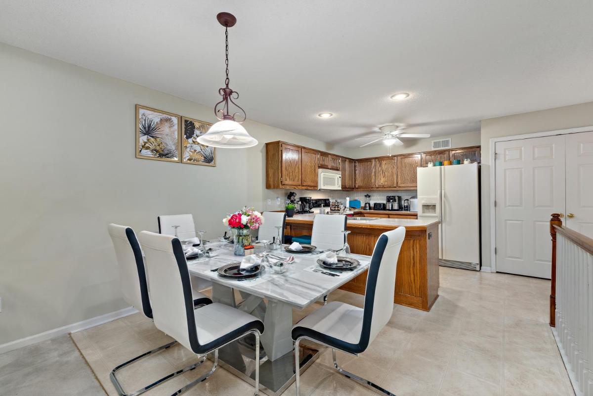 Beautiful Townhome, 11 minutes to Downtown, KCMO. - Housity
