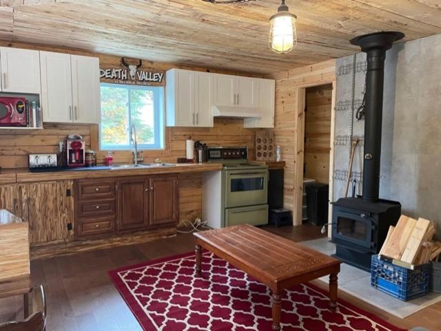 Chalet rouge au bord de la rivière, St-Côme - Housity
