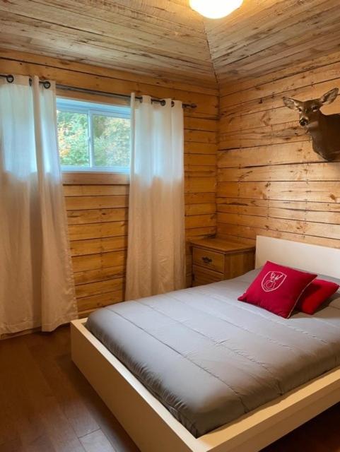 Chalet rouge au bord de la rivière, St-Côme - Housity