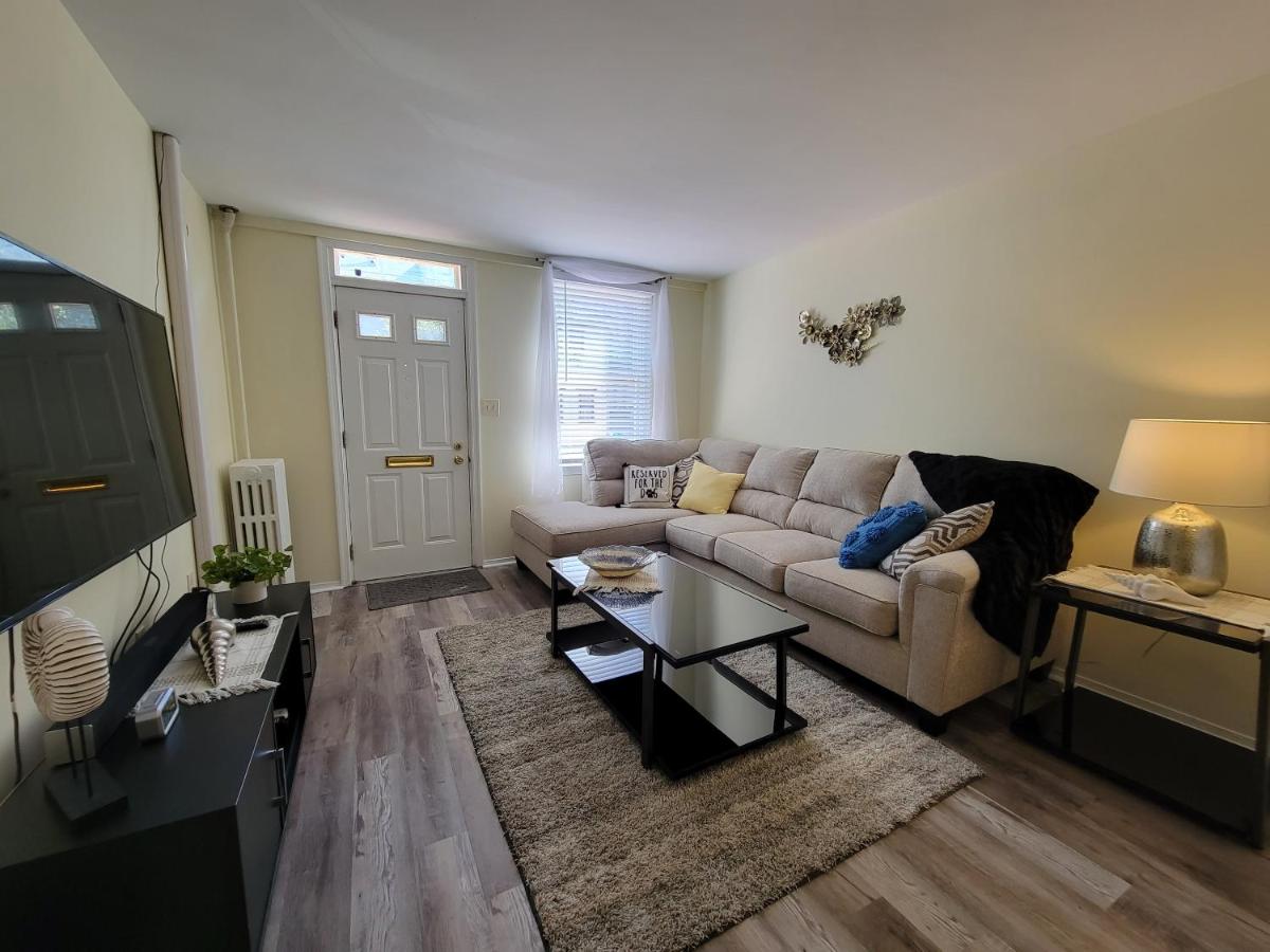 The Iris - A Cheerful Midtown Getaway - Housity