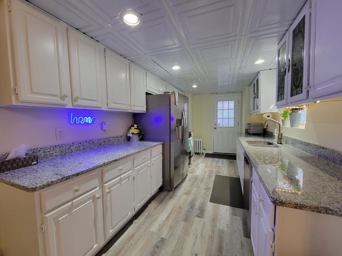 The Iris - A Cheerful Midtown Getaway - Housity