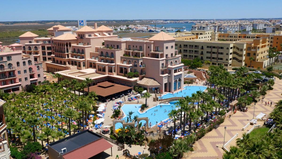 Una vista aérea de un complejo turístico con piscina. en Playacanela, en Isla Canela