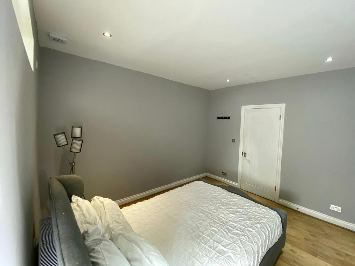 Large king-size bedroom with modern fitted kitchen in Greater London - Housity