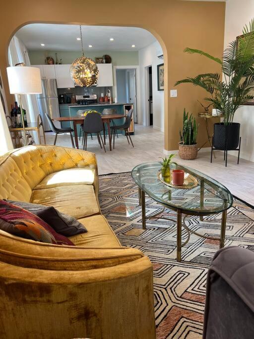 Maude’s Place Cheerful 2 bedroom home - Housity