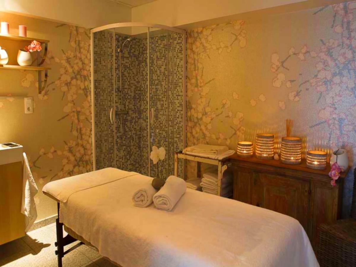 Un ou plusieurs lits dans un hébergement de l'établissement La Marine de Loire Hôtel & Spa