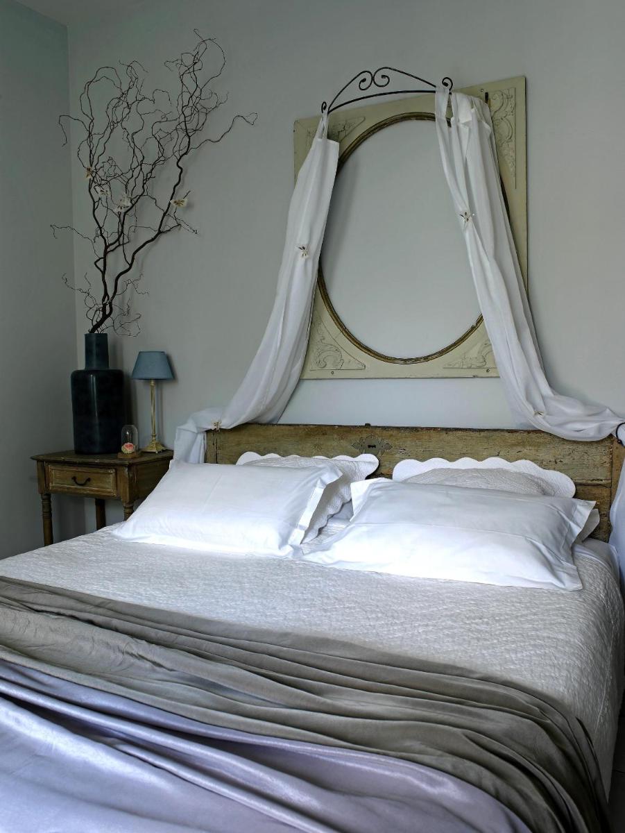 Un ou plusieurs lits dans un hébergement de l'établissement La Marine de Loire Hôtel & Spa