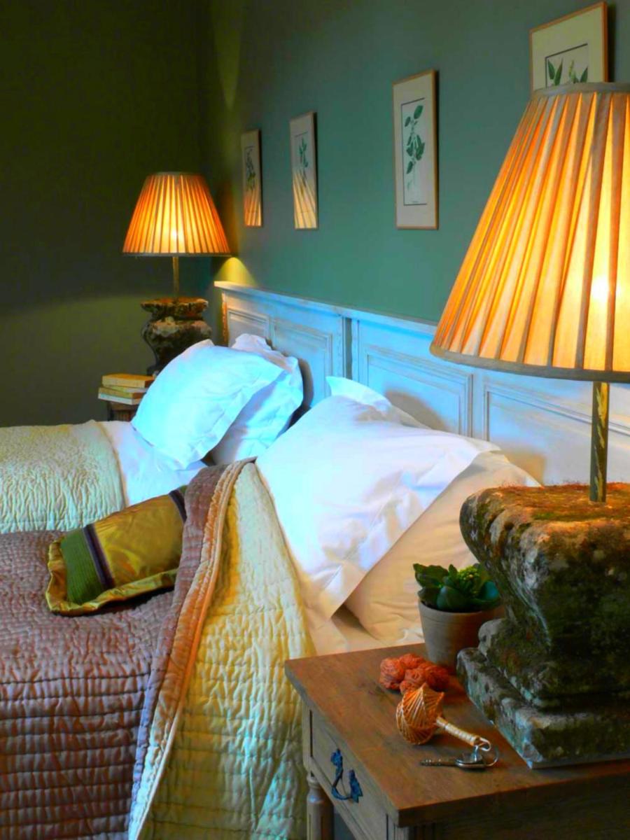 Un ou plusieurs lits dans un hébergement de l'établissement La Marine de Loire Hôtel & Spa