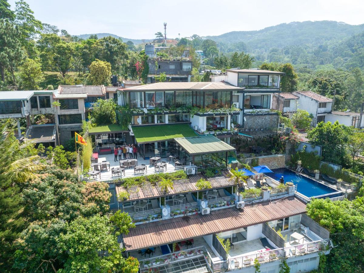 Suitetrails - The Theva Residency